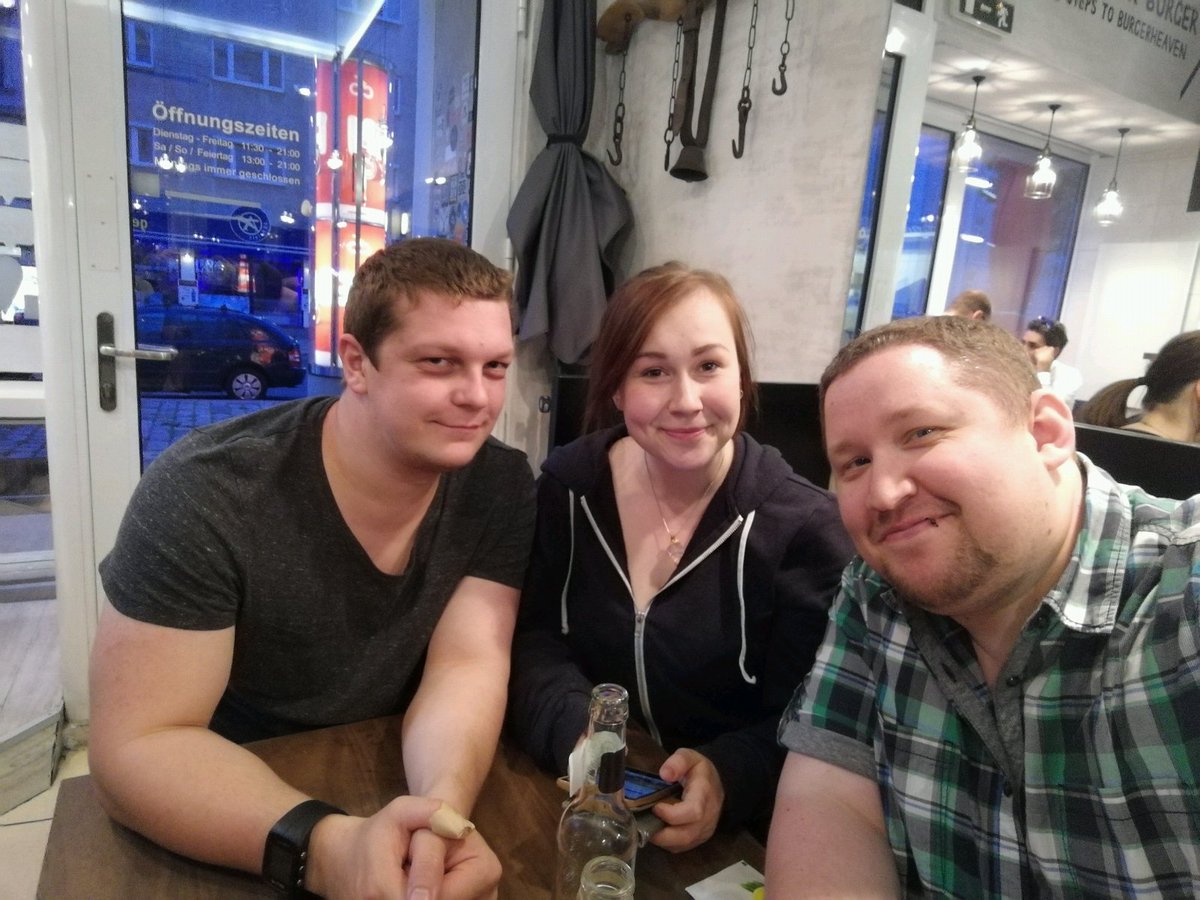 BlognBurgerWIEN's tweet photo. #BnBWien9 Gesichter 😊 https://t.co/7yiBoB2Te8