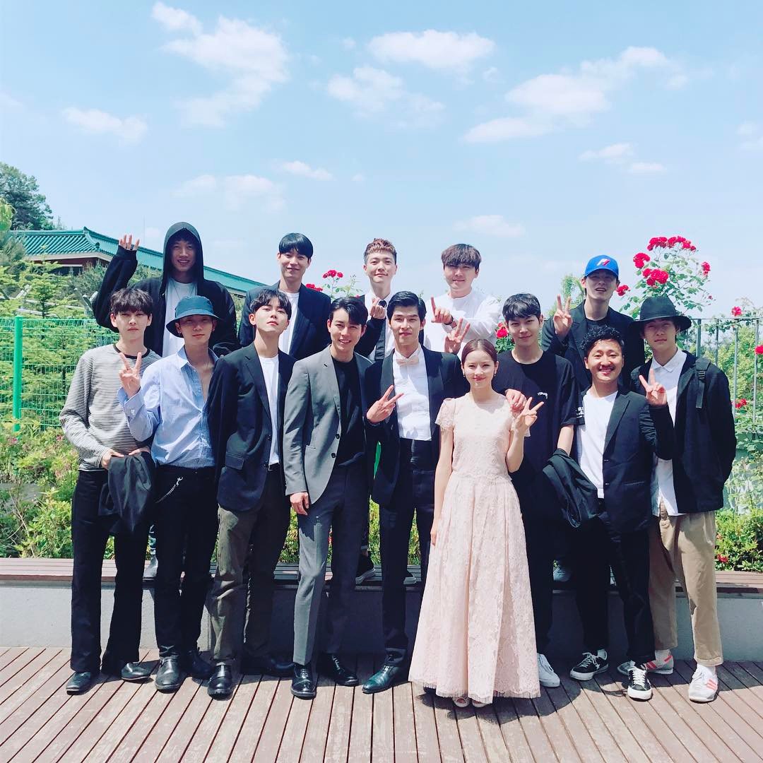 keemforme's tweet photo. ยินดีกับแทอึนด้วยนะคะ~~ /คุณซ้ายสุดแถวบนเพื่อนลืมบอกหรอว่าใส่เชิ้ตไม่ก็คุมด้วยสูท5555 ฮู้ดมาเลยจ้า น่าร้ากกก https://t.co/5Yt7xtBZuq