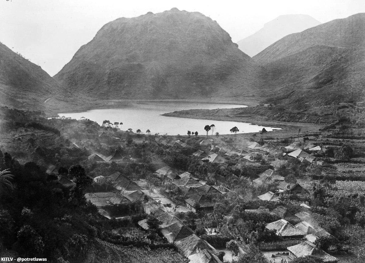 potretlawas's tweet photo. Sembungan, Dieng, 1890, permukiman tertinggi Jawa. Dikenal krn 2 tanaman: klembak &amp; gandapura (u/ minyak gosok). https://t.co/TIX2LcLFtE