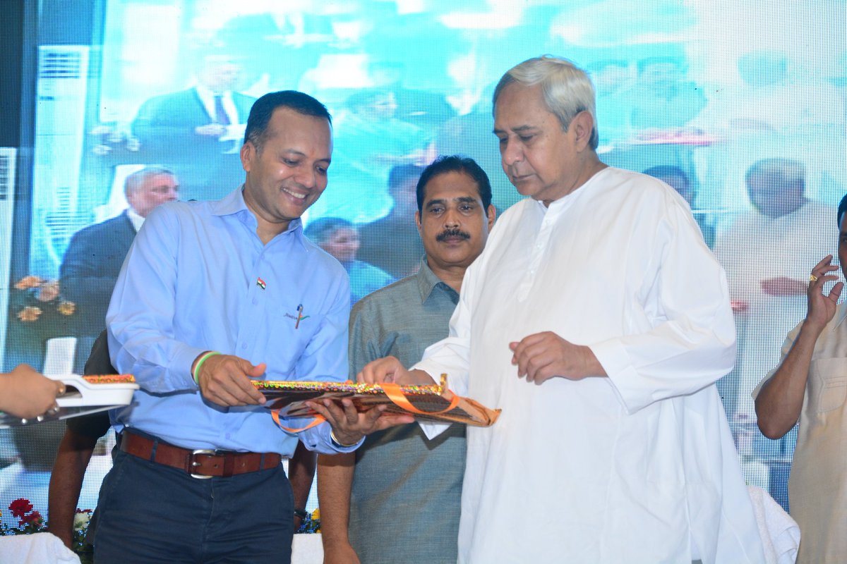 MPNaveenJindal's tweet photo. Presenting a coffeetable book on #JSPLAngul to Hon'ble CM Odisha Shri @Naveen_Odisha ji. https://t.co/3UpltiiagX