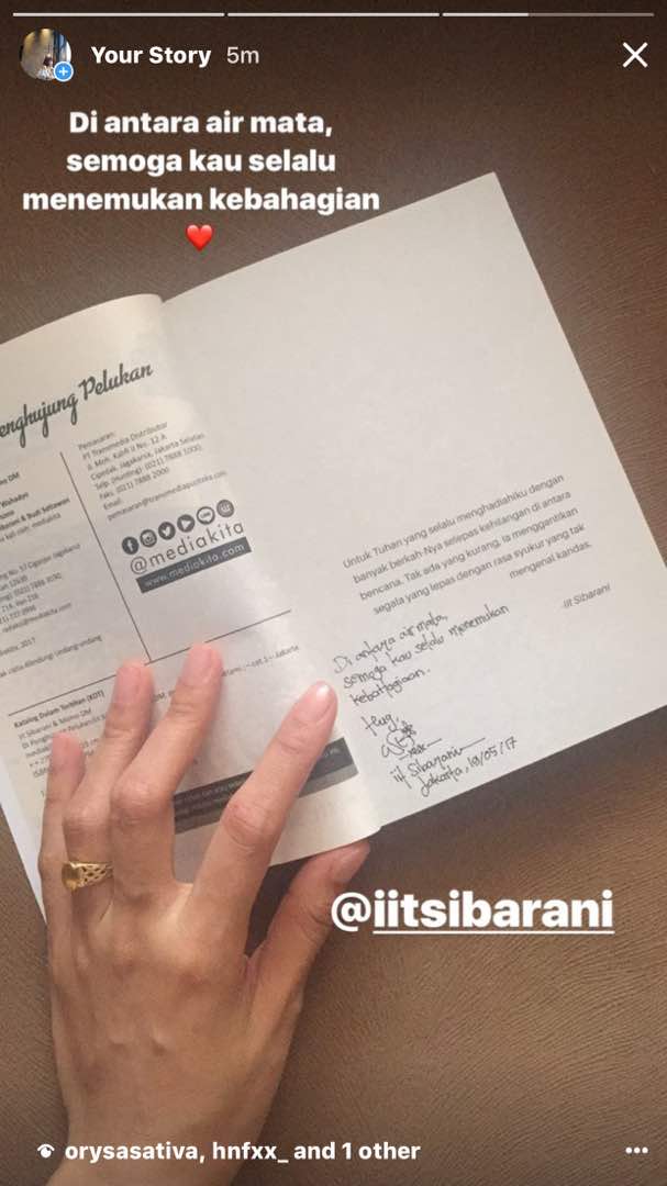 iitsibarani_'s tweet photo. Pagi tadi dapet skrinsyut dari mbak @evanssibarani yang udah dapet kiriman dari @bukukece. Cie, yang sudah dipeluk~

Kamu sudah dapat belum? https://t.co/NPHF3Ltskd