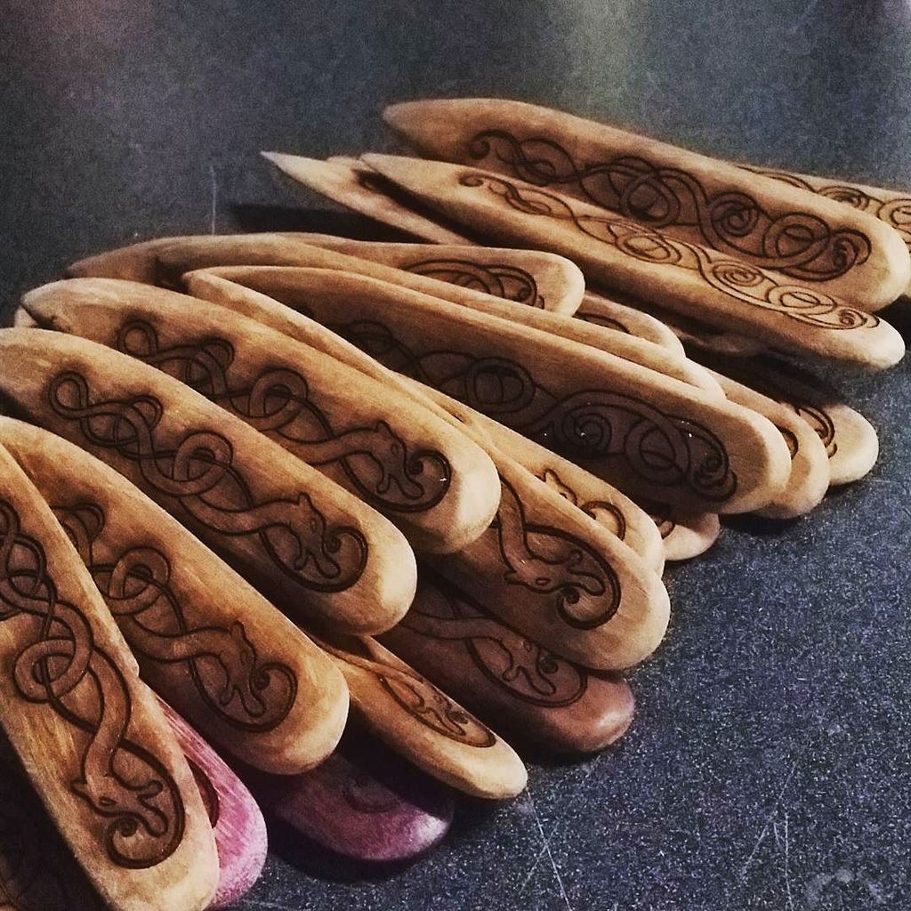 curioushardware's tweet image. Engraved a couple dozen paper creasers/bone folders. All that's left is finishing then off to Etsy. #bookbinding #bonefolder #walnut #paper…