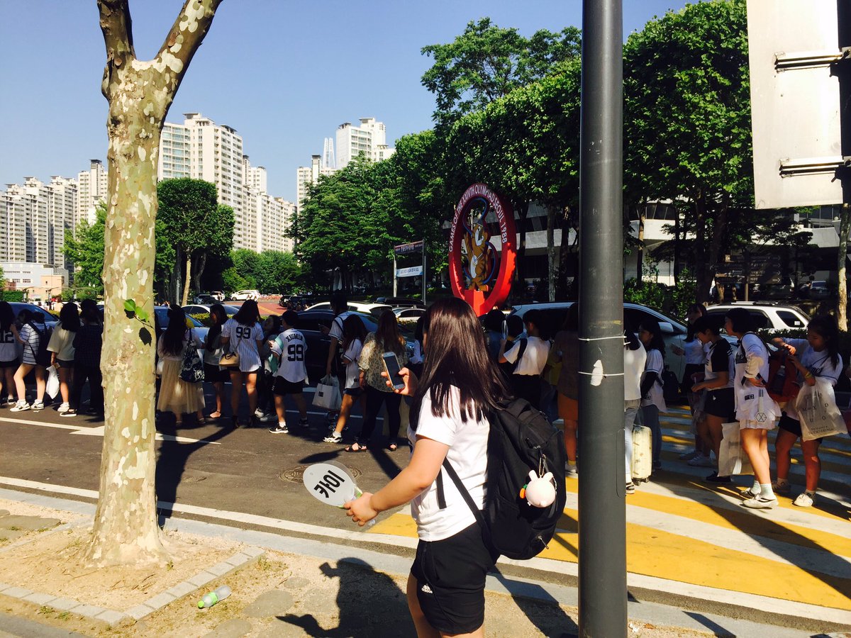 Bigminguri0326's tweet photo. 잠시 뒤 30분부터 호돌이 맞은 편 리우2016 건축물 앞에서 빅밍굴 스티커 나눔 시작하겠습니다~ 턱받이를 한 저 빅밍굴을 찾아주십셔!! 미숙한 나눔공지 죄송합니다 느님들 천천히 오십셔!❤❤❤ https://t.co/UCIZOWSzzV