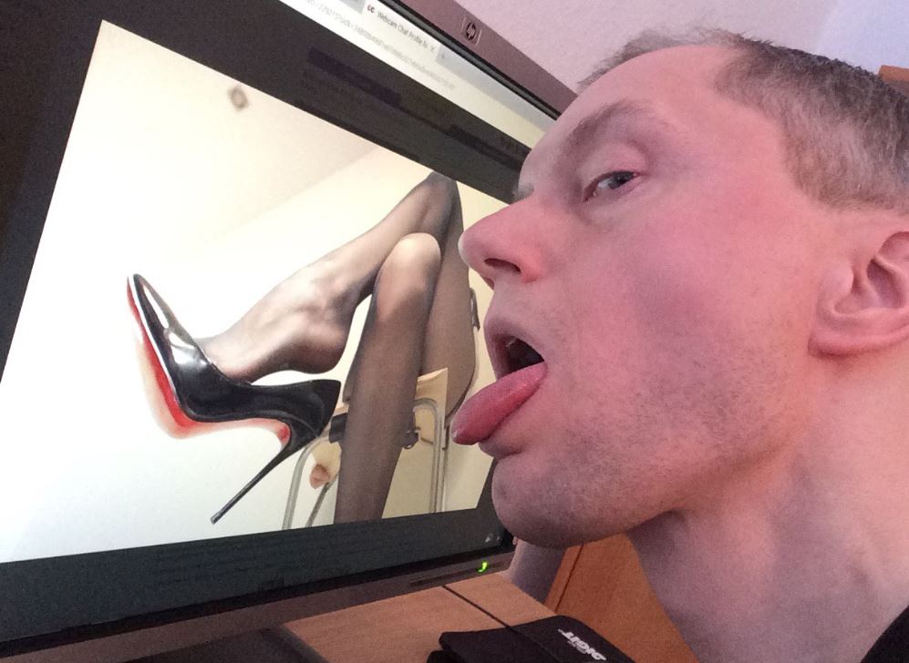 Time to sell this loser out :D #blackmail #fetish #femdom #loser https://t.co/tKgPkSj81f