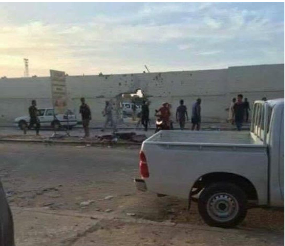 أنباء عن استهدف سجن الهضبة في العاصمة الليبية واطلاق سراح معظم المعتقلين فيه،بما في ذلك عبد الله السنوسي والساعدي القذافي والبغدادي المحمودي