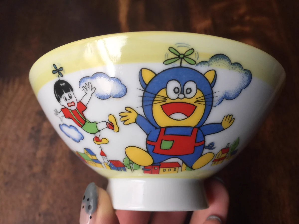 一周回ってすごく似てるww偽物のドラえもんの茶碗が完璧すぎるww
