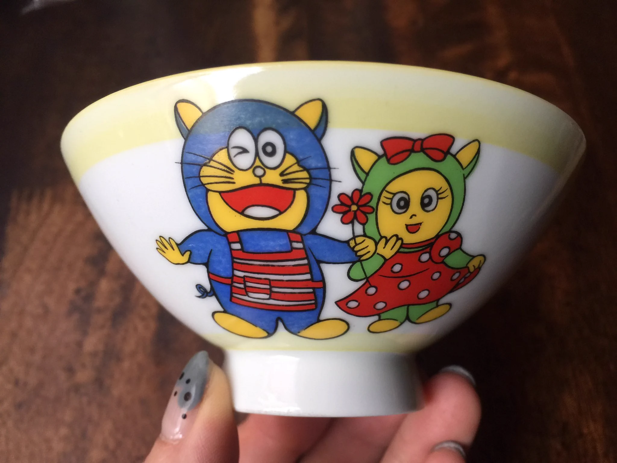 一周回ってすごく似てるww偽物のドラえもんの茶碗が完璧すぎるww