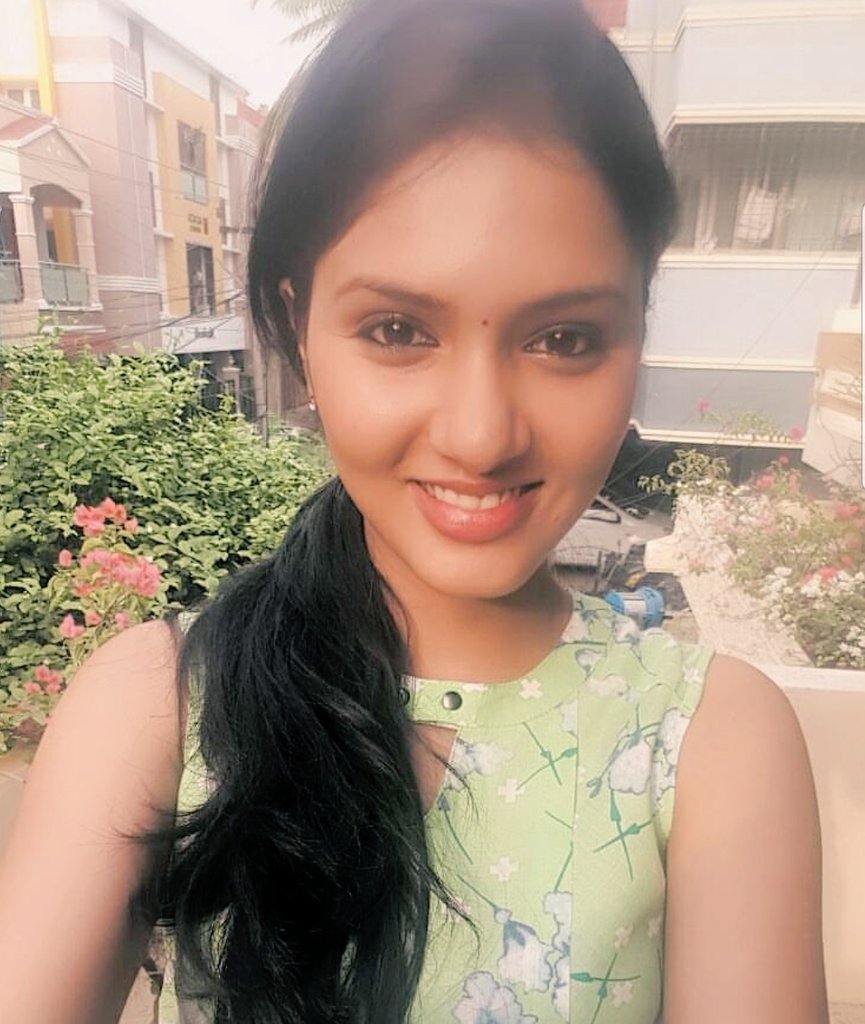 irupathiMoonn's tweet photo. Is this #gayathrisuresh or #sunnyleone π€π€π€ πππ #bitconfused #childhoodpic #sunnylover #lookalike #trending https://t.co/YzDYQXmJTC