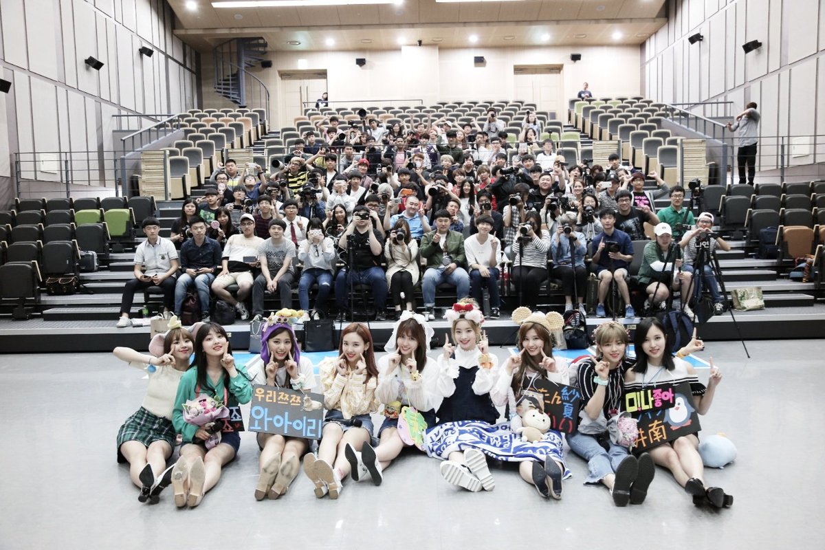 фанаты твайс. Twice с фанатами. фанаты твайс. к поп концерт твайс. твайс логотип фанатов.