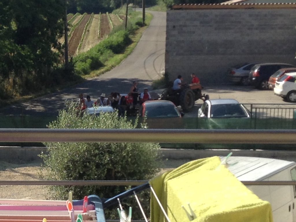 DiFalone's tweet photo. Suite au #Bri24H sur lequel je suis resté jusqu'à 5h, j'aurai voulu faire une grace mat, mais une fanfare est resté 20 min devant chez moi https://t.co/69Pvvjk6f4