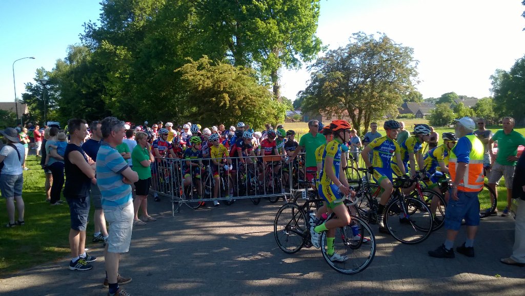 kfrmr5's tweet photo. Dagje #NoordDorpenomloop in #Neutralemateriaalauto met @albert_bosscha #bloodyhot  #inhetaltijdmooiedrenthe https://t.co/kAfAvL1lyn