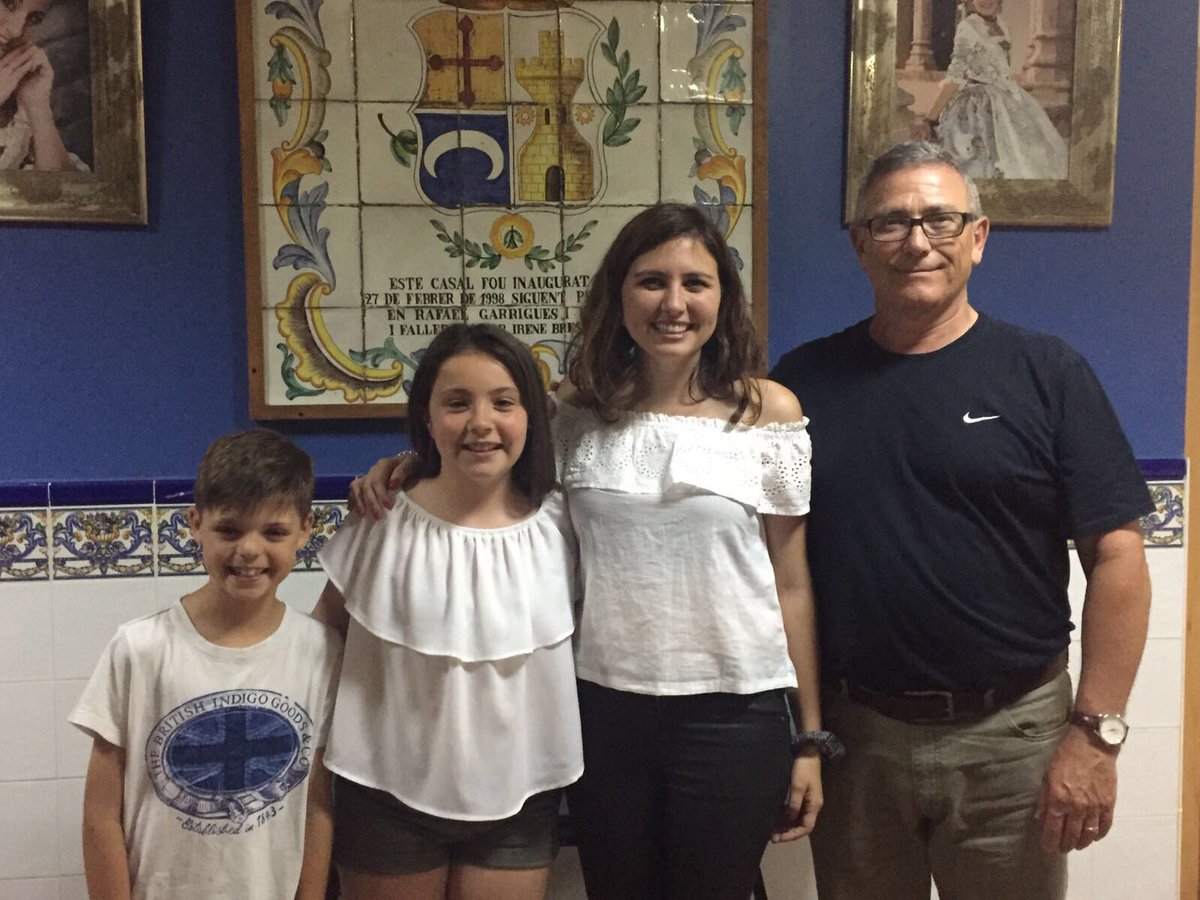 Fallavinguda's tweet image. Ja tenim representants per a l'any 2018! FMI Daniela Fenoll, PResident Infantil Álvaro Fenoll, FM Cecilia Piles i president Pepe Maroto!