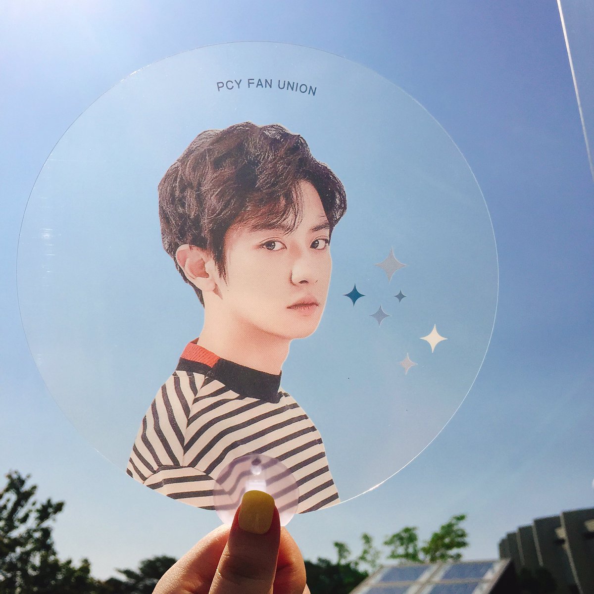 PCYFANUNION's tweet photo. ✔️약 두시간만에 오천장 부채나눔 끝났습니다 👍🏻👍🏻
예쁜 찬열이 부채 들고 오늘 찬열이 응원 열심히 해주세요 감사합니다 🙌🏻🙌🏻💕💕 https://t.co/pgsicynNuD