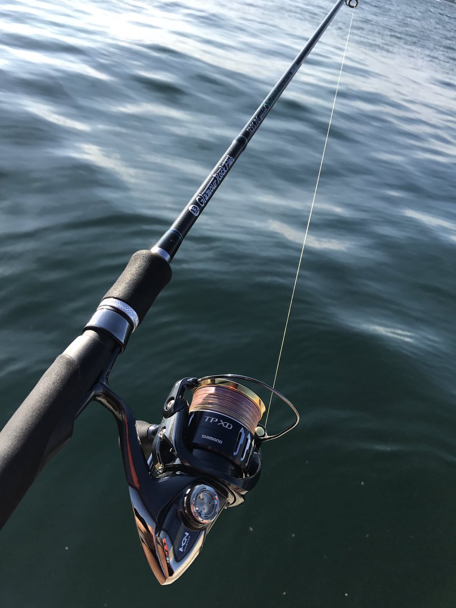 ゆうじろー 今日は朝から釣り行ってきた 朝はあんまりやったけど 昼から行ってガシラ狙ってたらアコウ3匹釣れた ロッド ブリーデン85pespecial ブリーデン93pespecial ブリーデン78激流モンスター リール ツインパワーxdc3000 ツインパワーc3000