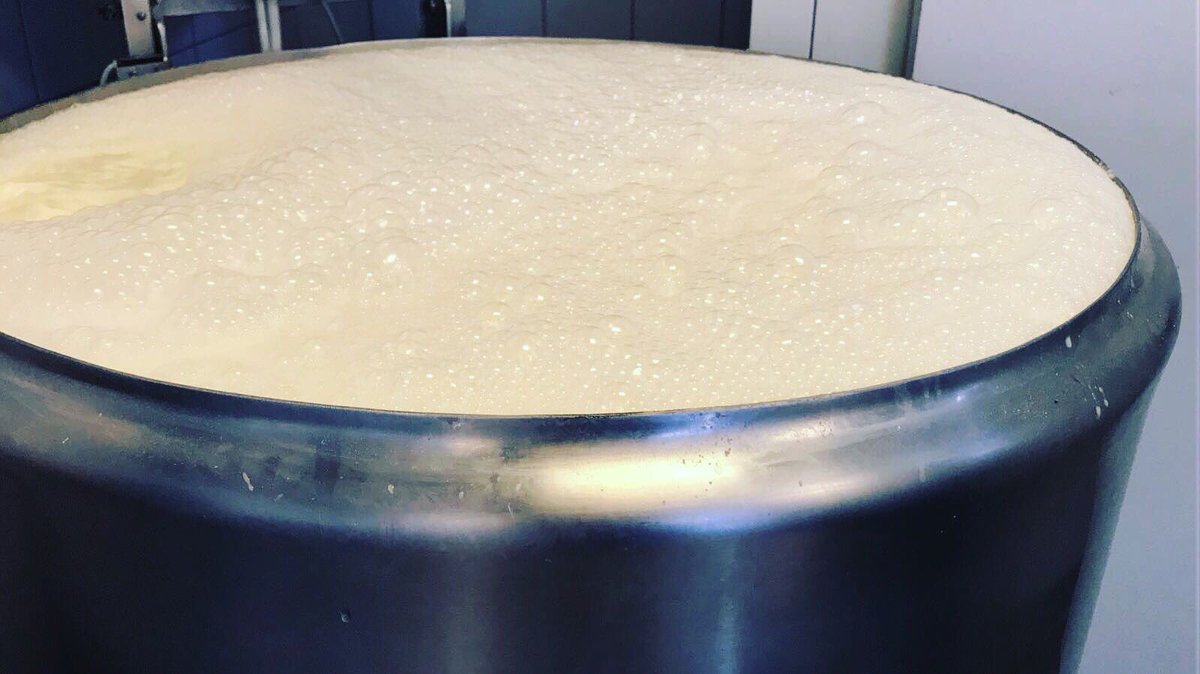 Wij koken zelf onze mix om ijs van te draaien! Hier weer ketel om lekker te gaan bevriezen! #weliketofreeze #ijsjestijd #☀#🍦