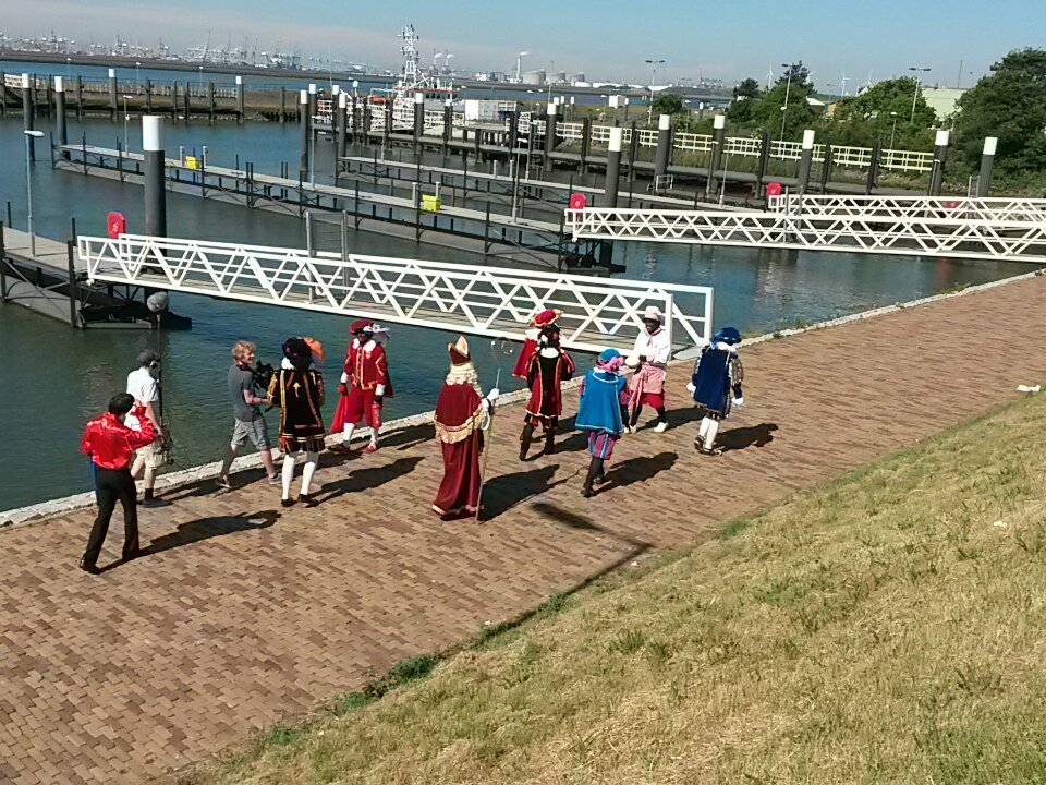 strandhvh's tweet photo. Deze sinterklaas is wel heel erg vroeg https://t.co/iRfeFs8be0