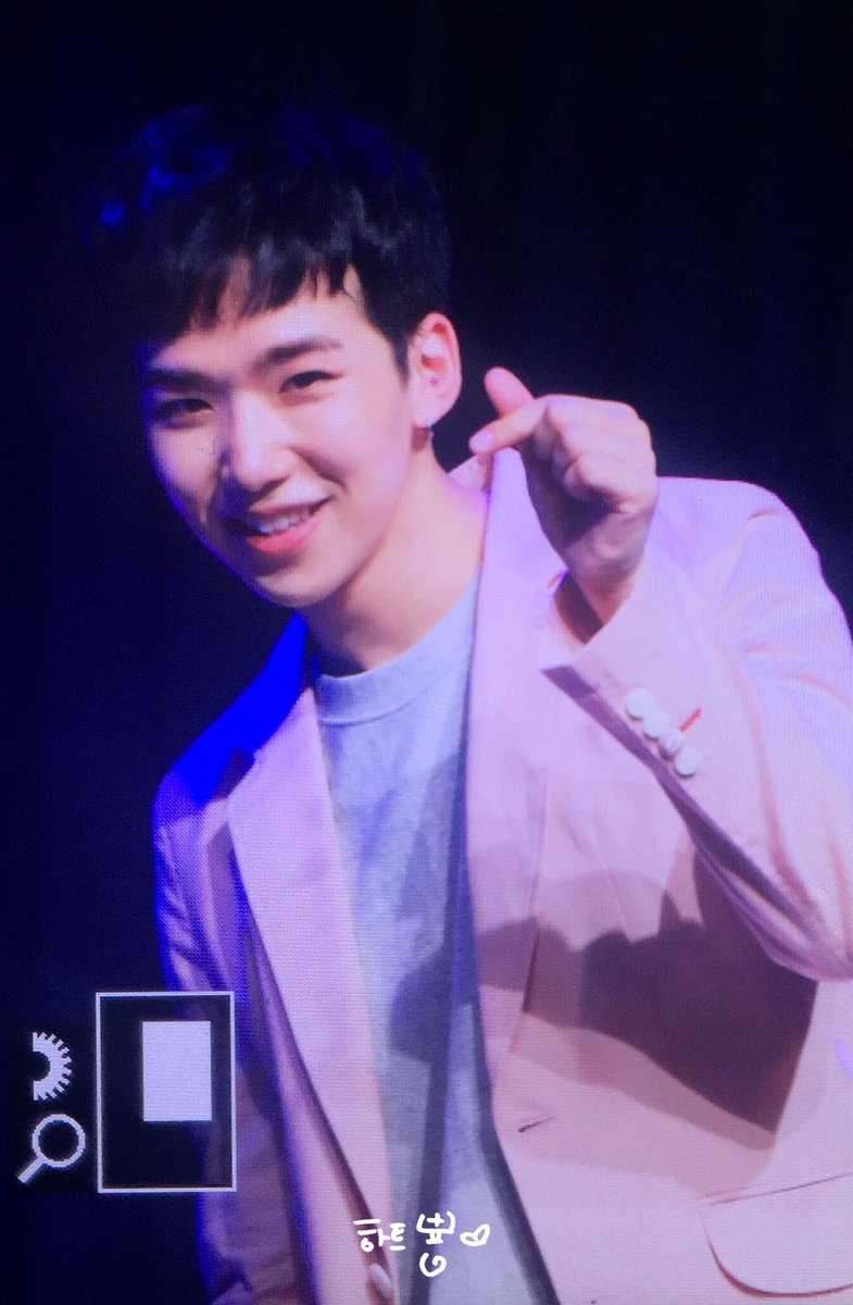 HeartBuiong_RH's tweet photo. 170527 팬미팅 #백퍼센트 #100percent #김록현 #록현 @TOP_100PERCENT @gusdl210 https://t.co/MbQynFEb66