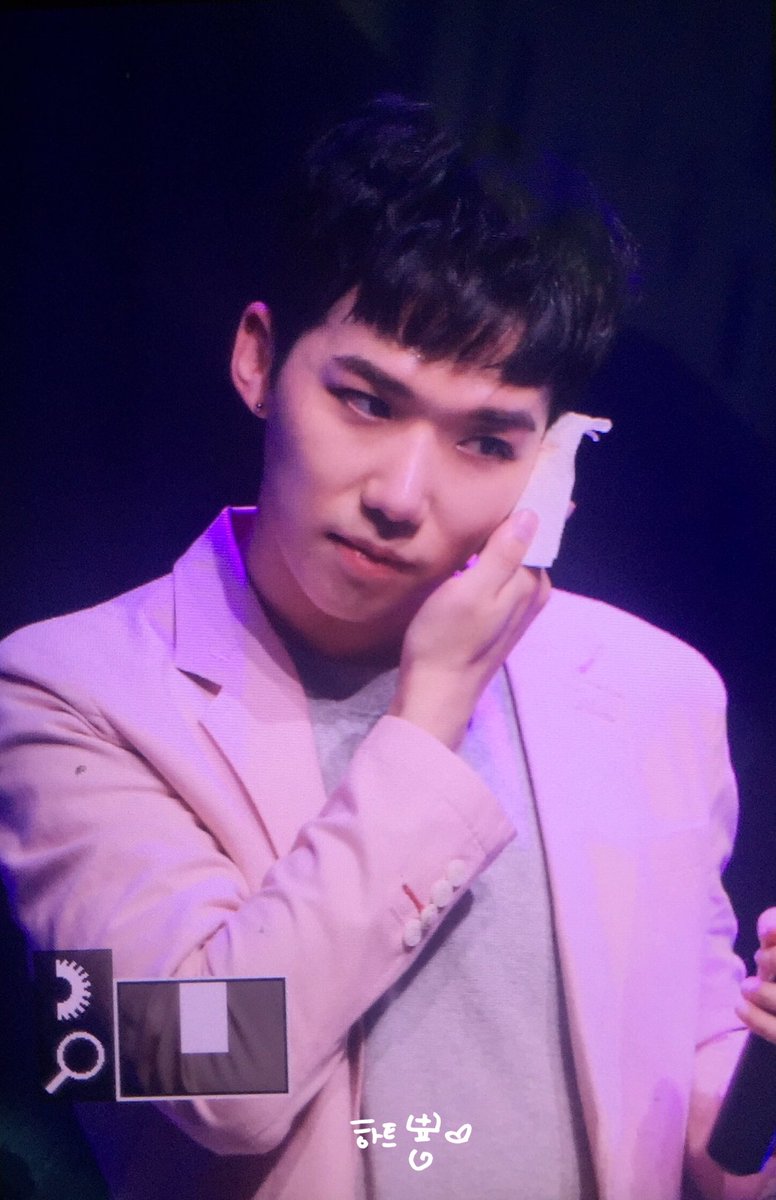 HeartBuiong_RH's tweet photo. 170527 팬미팅 #백퍼센트 #100percent #김록현 #록현 @TOP_100PERCENT @gusdl210 https://t.co/05awcipb4t