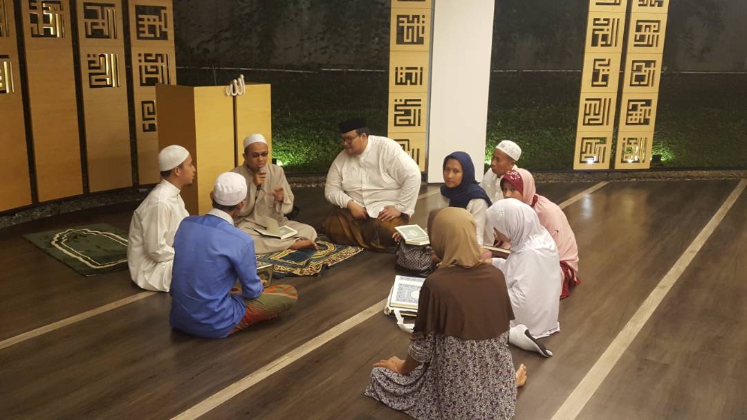 DPDGolkarDKI's tweet photo. Pelaksanaan Sholat Tarawih dan Tadarus perdana di Masjid Partai Golkar DKI Jakarta.  Terbuka untuk umum https://t.co/MngM9whkPI