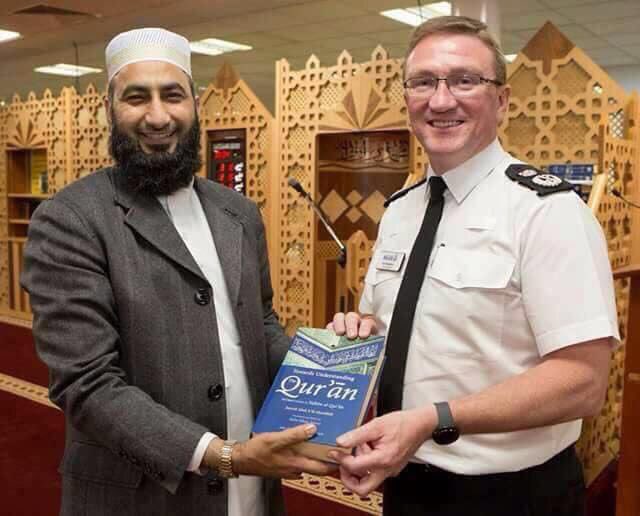 TRobinsonNewEra's tweet image. Manchester chief of police accepting &amp;amp; posing with the Koran after the Manchester attack. This book is the reason there was an attack ffs