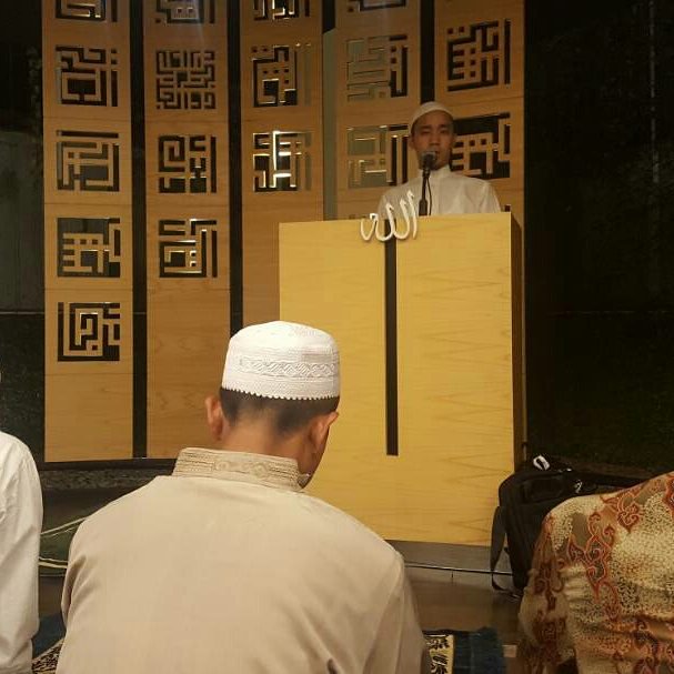 DPDGolkarDKI's tweet photo. Pelaksanaan Sholat Tarawih dan Tadarus perdana di Masjid Partai Golkar DKI Jakarta.  Terbuka untuk umum https://t.co/MngM9whkPI
