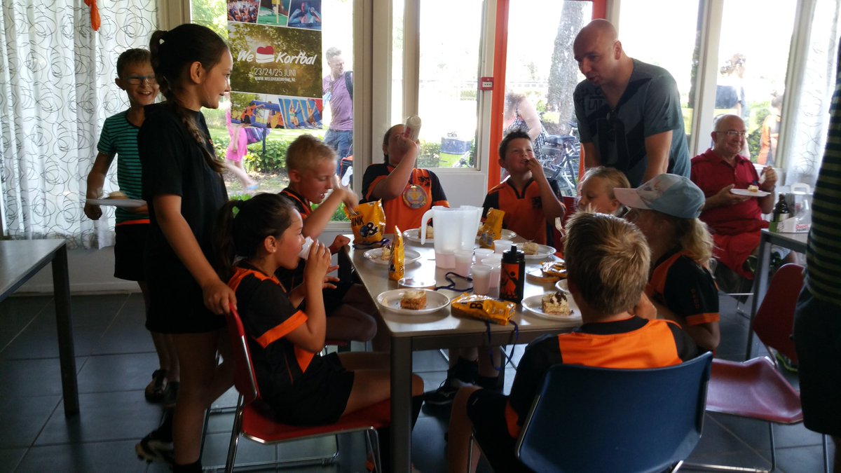 dickmartens's tweet photo. Kampioenschap voor @CkvDKOD  E2. Dus taart, limonade en medailles. @HoogenLaag https://t.co/SrvoZXdqcY