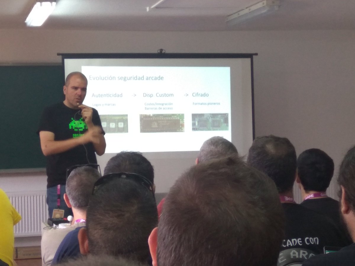 Retromaniacs_es's tweet photo. Edu de @Arcade_Vintage nos habla del proyecto #RetroHacker que usa ingeniería inversa para conservar videojuegos retro en #ArcadeCon2017 https://t.co/gGXlQO8iaF