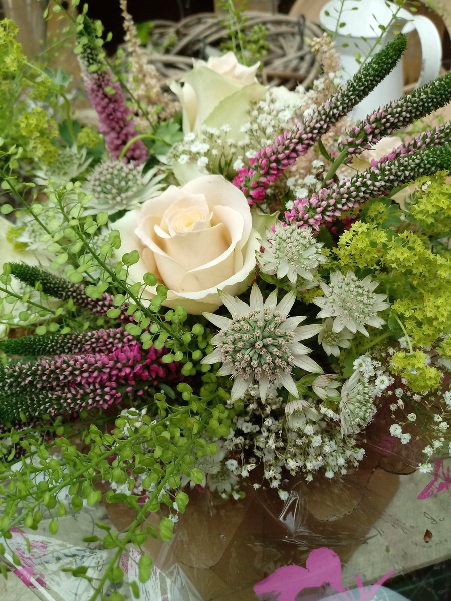 TheFGFlorist's tweet photo. Todays wedding completed.  #flowers #wedding #church #bridesmaid #churches #chesterfield https://t.co/1LOxyoxKWw