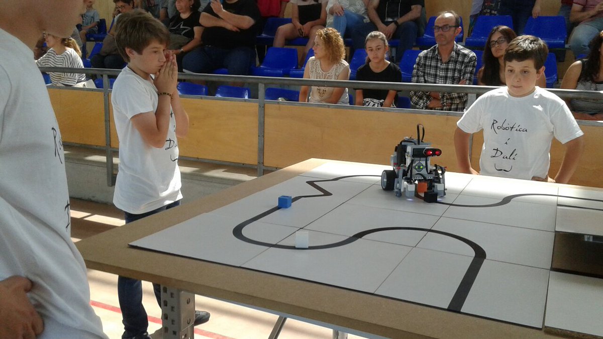 robocatoficial's tweet image. L equip de saint george school acaba de fer la seva ronda a #granfinalrobocat17 @Gitech17 a @Vilablareix_cat