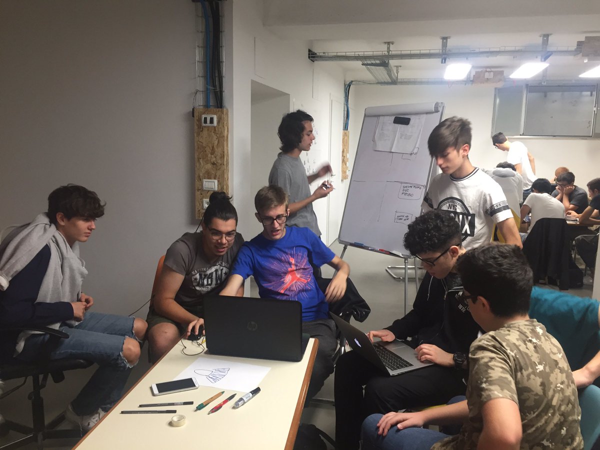 Ultima giornata di #walktowork a <a href="/ImpactHubRE/">Impact Hub Reggio E.</a> Ragazzi ormai autonomi ad utilizzare i metodi classici delle startup