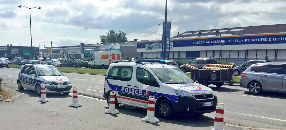 AnvCop21's tweet photo. DIRECT // Contrôle d'identité pour les militants @GreenpeaceBzh &amp; @anvcop21 Rennes. C'est @Total qu'il faudrait contrôler pr l'#AmazonReef! https://t.co/jRPGnZm37P