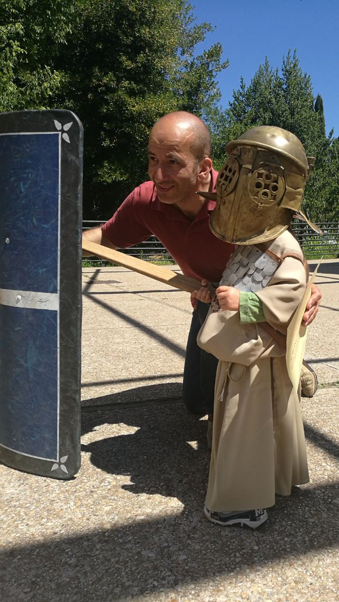 rom_arch's tweet photo. L'elmo era piú grande del nostro coraggioso gladiatore😂😂❤ #romarche #gladiatori #romarche https://t.co/Ttnkn8GDtk