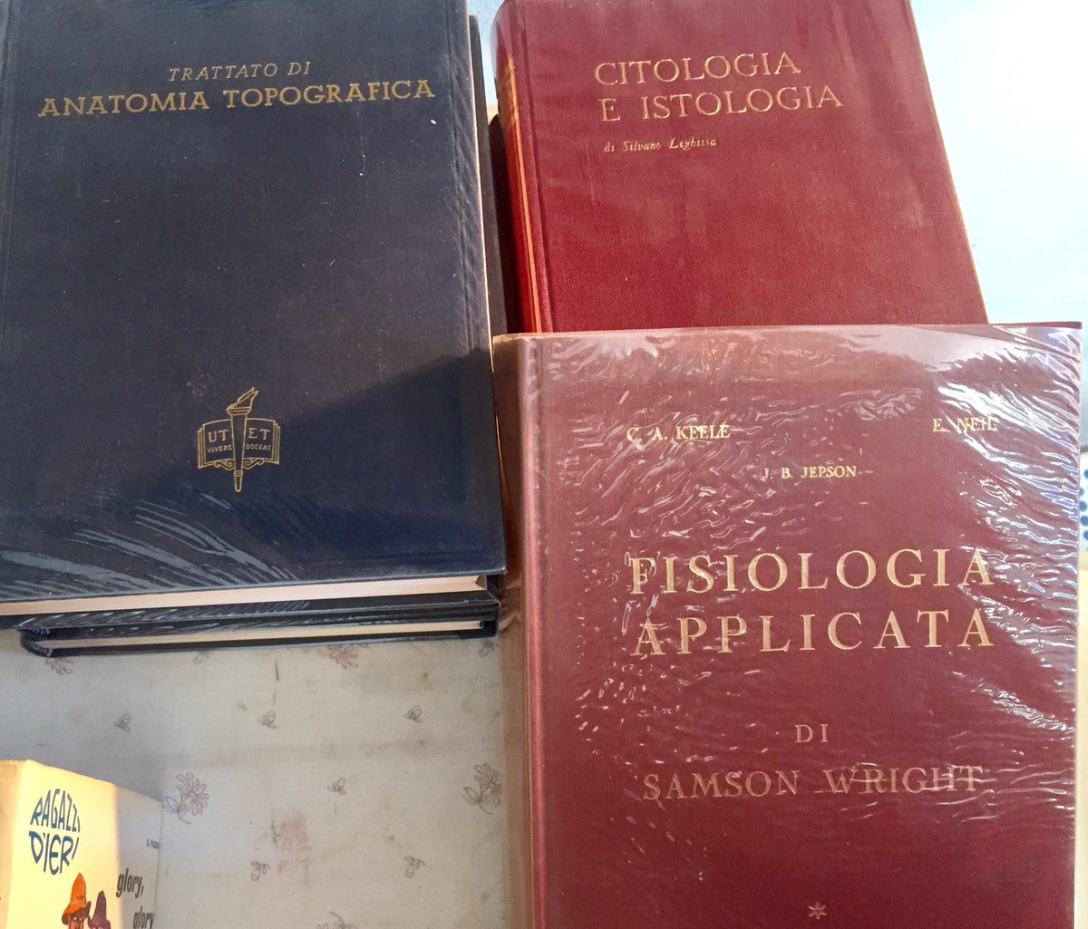 marcobigozzi's tweet photo. Regalo questi libri salvati dal macero. Ritiro a mano, non spedisco. #adottaunlibro https://t.co/ws3gp7OSu0