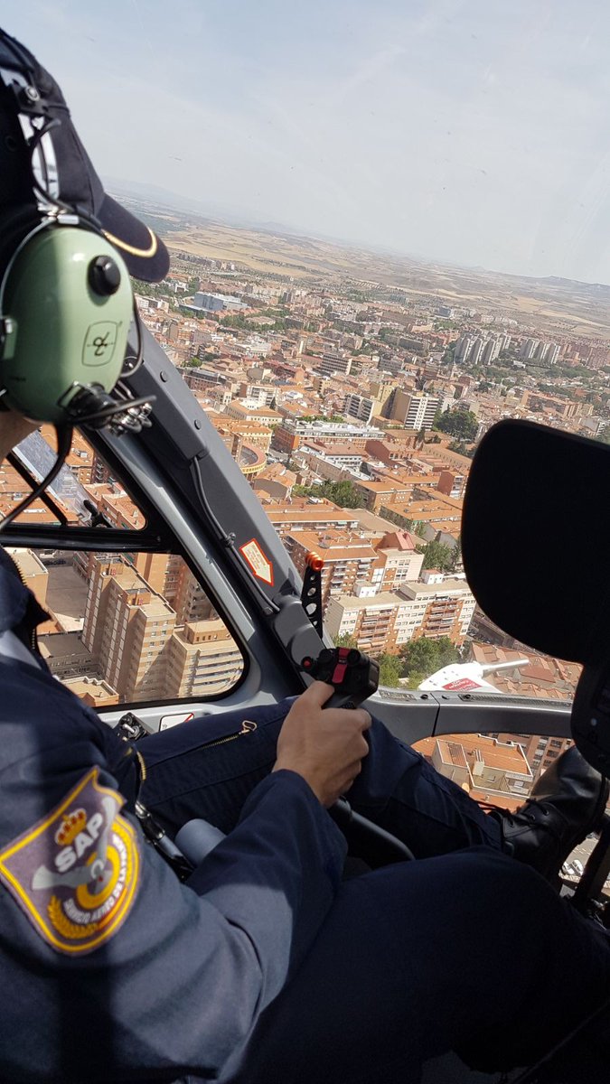 policia's tweet photo. ¡Orgullosos de nuestras Fuerzas Armadas¡ GRACIAS por protegernos. Hoy celebramos #DIFAS17 con vosotr@s. #NuestraMisiónTuLibertad 🇪🇸 https://t.co/LsJlAT7pMb