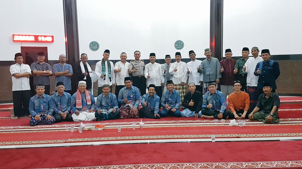 Camat <a href="/bsukardi67/">Bambang Sukardi</a> dan Kapolsekta Gdbg usai shalat tarawih "ngaBANDUNGan" warga di masjid Abu Bakar Ash Shidiq cc <a href="/ridwankamil/">Ridwan Kamil</a> <a href="/RESTABES_BDG/">Polrestabes Bandung</a>