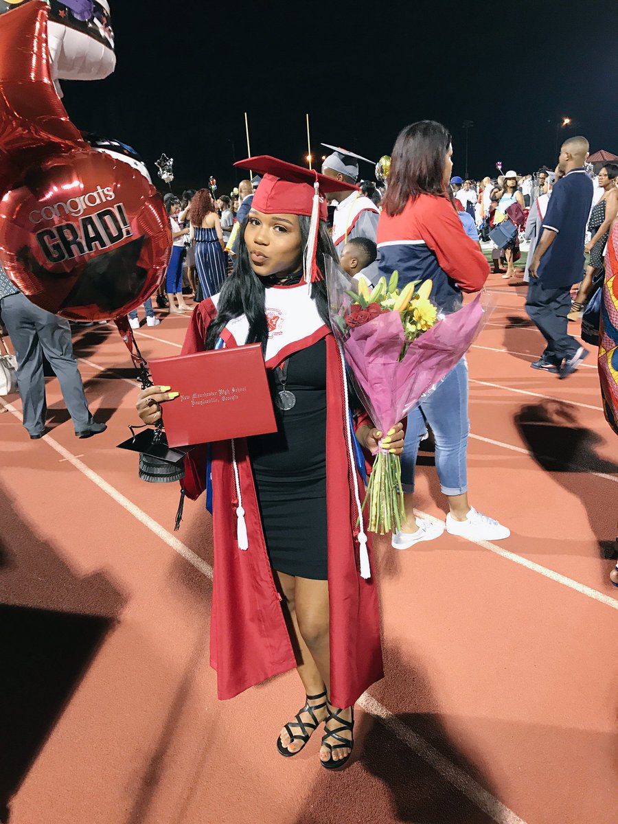 Demee___'s tweet photo. Finally Graduated 🙌🏽❤️ https://t.co/8QGLsHOaCg