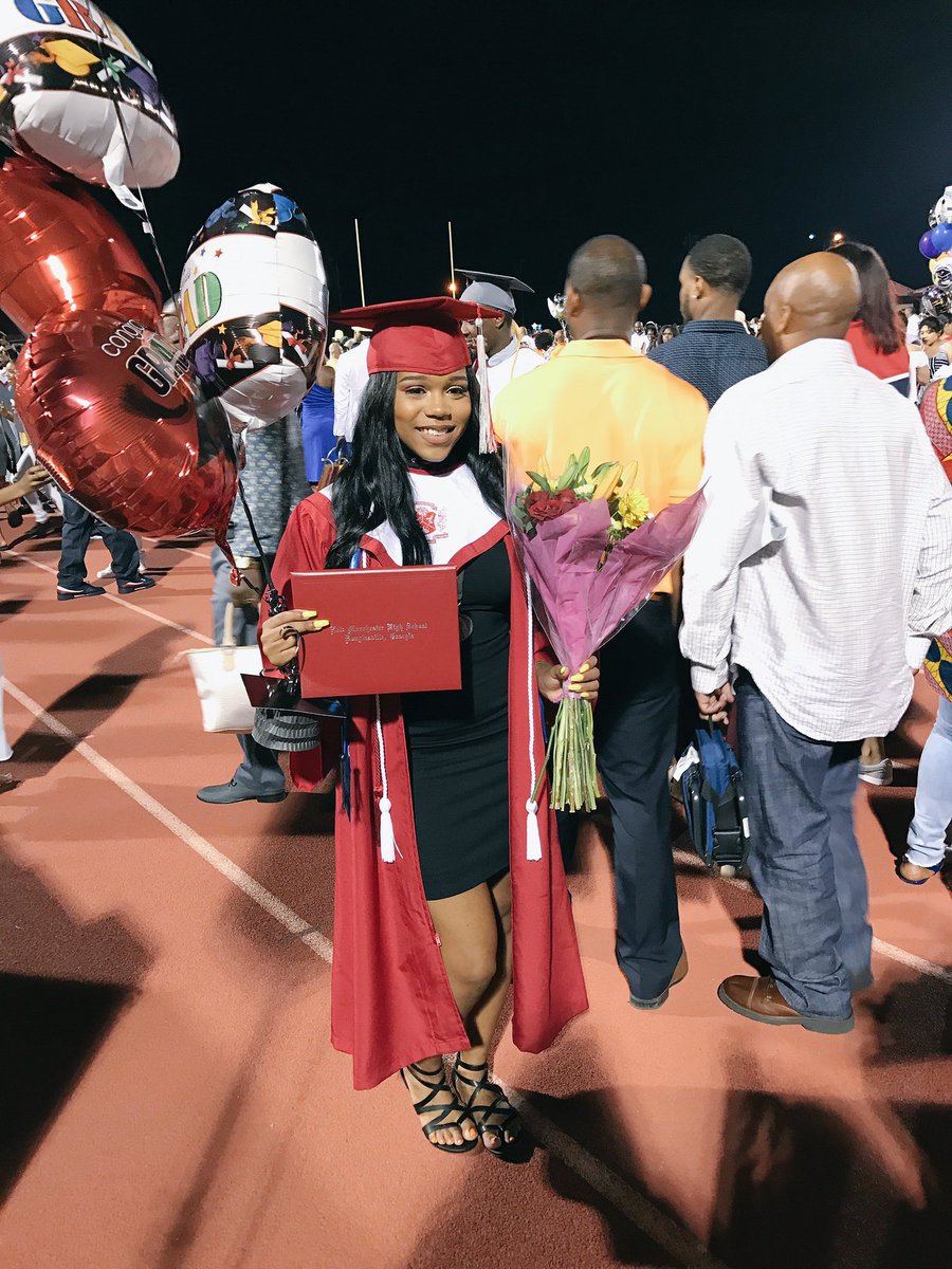 Demee___'s tweet photo. Finally Graduated 🙌🏽❤️ https://t.co/8QGLsHOaCg