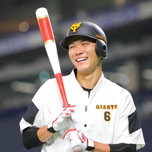 instagram #巨人 笑顔で練習する坂本勇(photo by Takeru Nakajima)2017