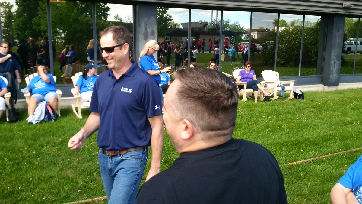 The tug of war is about to begin. @davidmurph55 is reffing https://t.co/u2jAD8127a