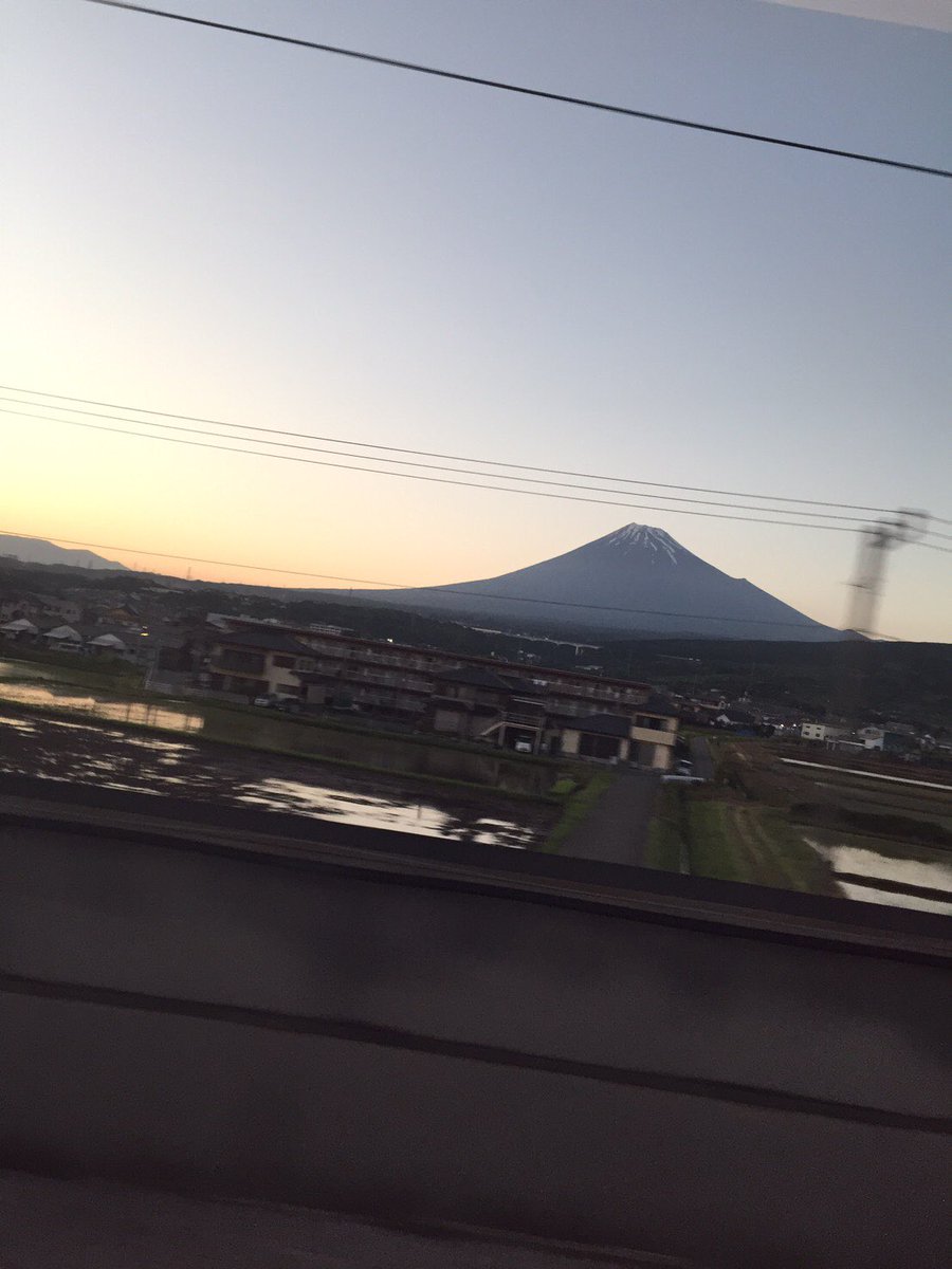 dance05070507's tweet photo. 神奈川県まで6日間の新入社員研修〜部屋からの海が綺麗すぎて料理美味しかった！いっぱい泣いたけど楽しかったメンバー良かった😍はやく会いたい。家ついたらママがお疲れ様ってアイロン＆シェーピングがサプライズでくれたスキ。
#新幹線から富士山🗻 https://t.co/I3JwXxTQrp