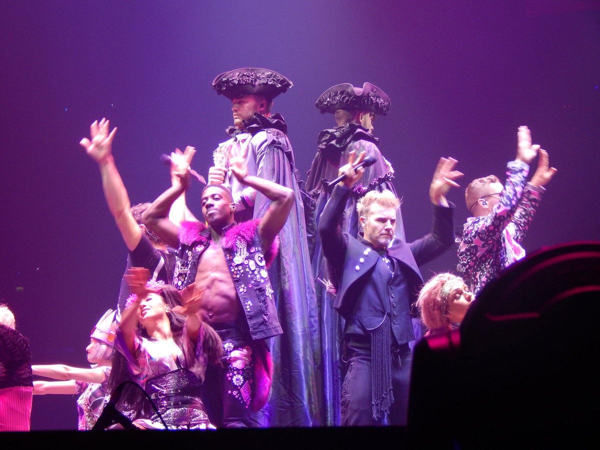 JessMain97's tweet photo. Had a wonderful time last night in Wonderland  thanks to @GaryBarlow @HowardDonald and @OfficialMarkO https://t.co/t9eaV0aMBM