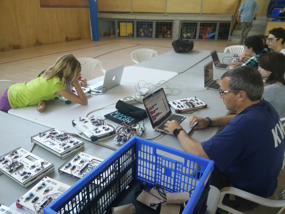 Make_and_Learn's tweet image. Famílies remenant i experimentant amb els nostres minilabs i @bitbloq a la @Gitech17 @robocat17  #GranFinalRoboCAT17 #RoboCAT17