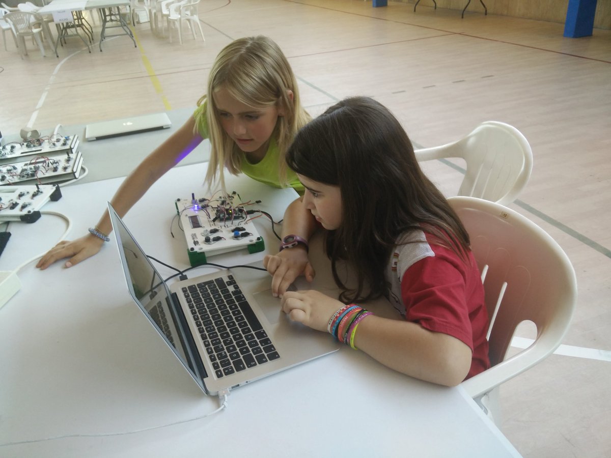 Make_and_Learn's tweet image. Famílies remenant i experimentant amb els nostres minilabs i @bitbloq a la @Gitech17 @robocat17  #GranFinalRoboCAT17 #RoboCAT17