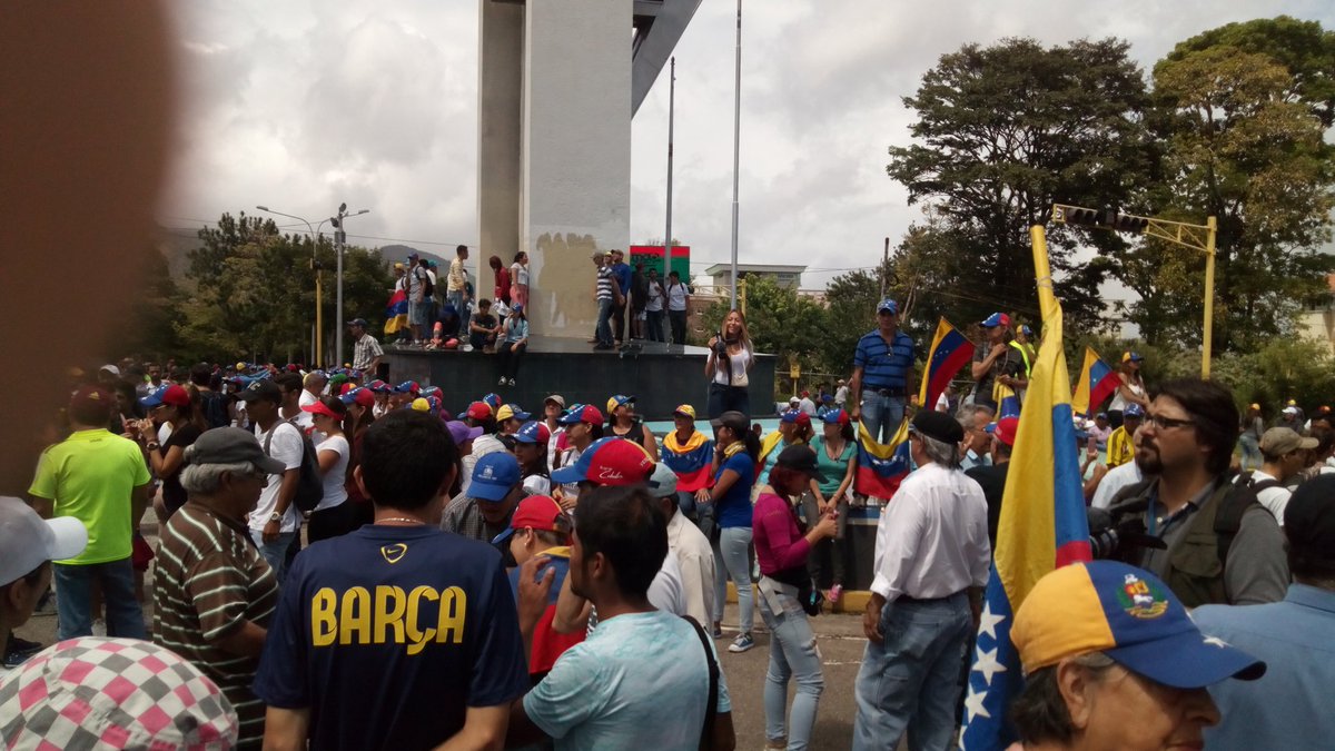 elinforme's tweet photo. Así está la concentración para la marcha contra la Censura y en homenaje a RCTC https://t.co/BWZkEQcOsW