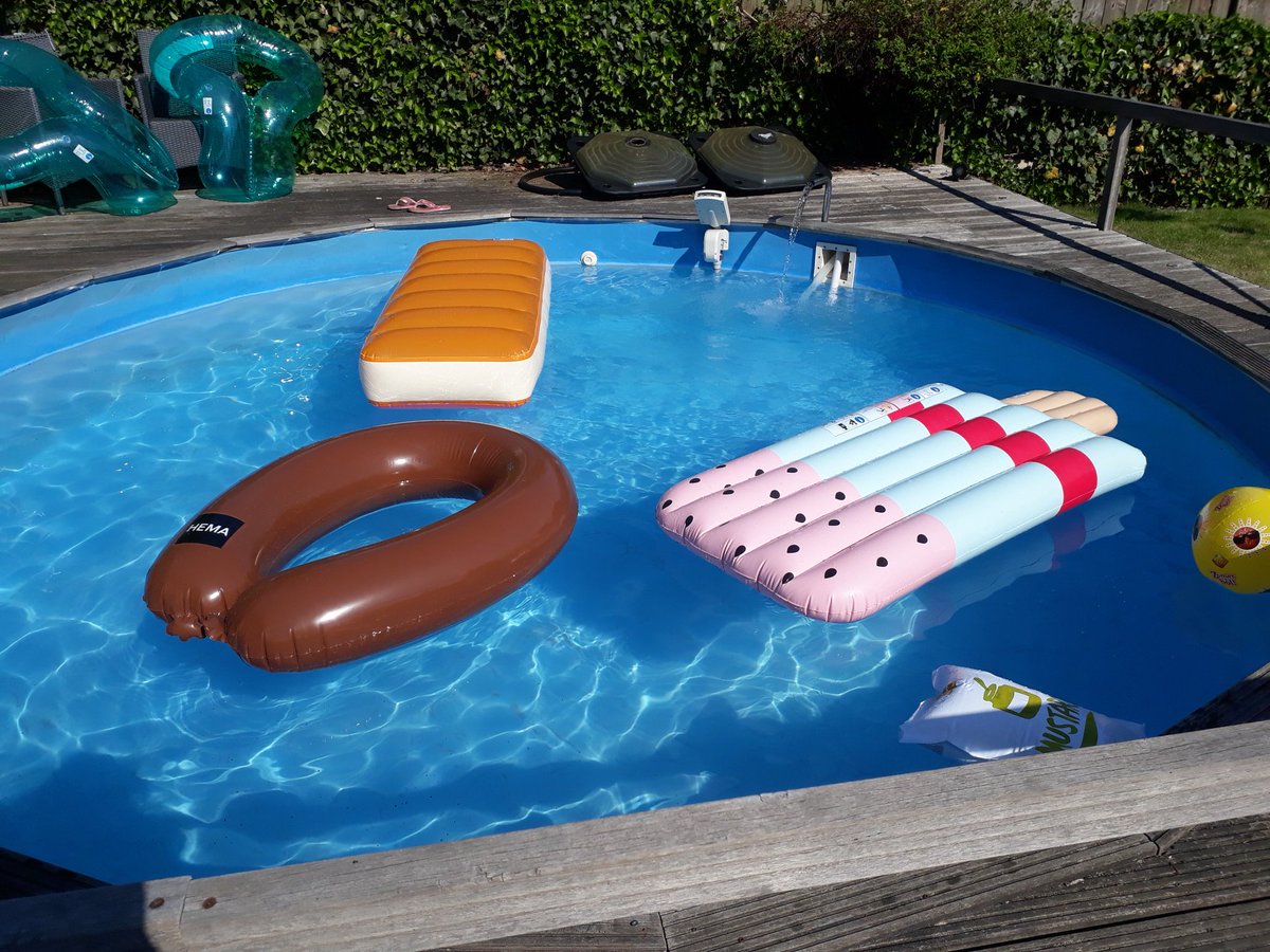 AudreyR77's tweet photo. Ons zwembad thema dit jaar is echt #hema! https://t.co/c2736lI6zz