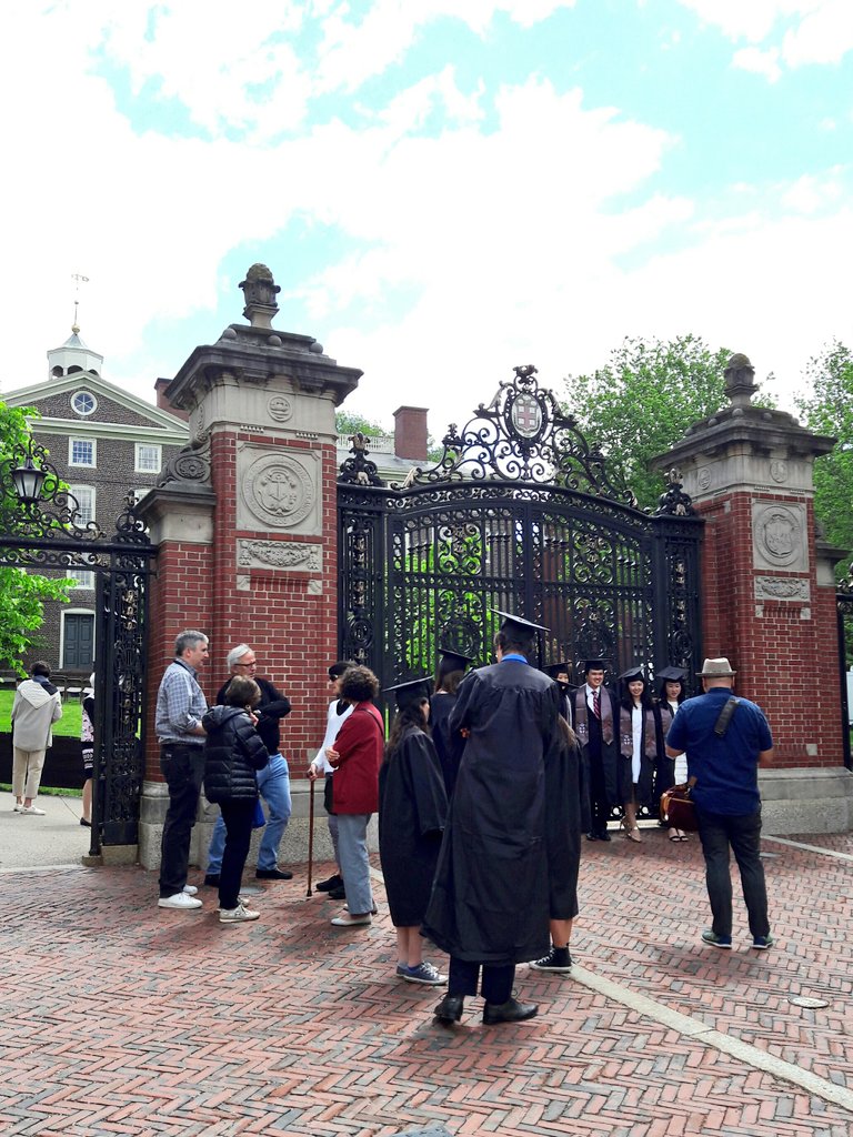 GeoffroyGerard's tweet photo. Sun shining back on @BrownUniversity campus for #Brown2017 #Commencement Weekend! / this afternoon @IEbusiness @Brown_SPS #ExMBA graduations https://t.co/geCGP2WeGP