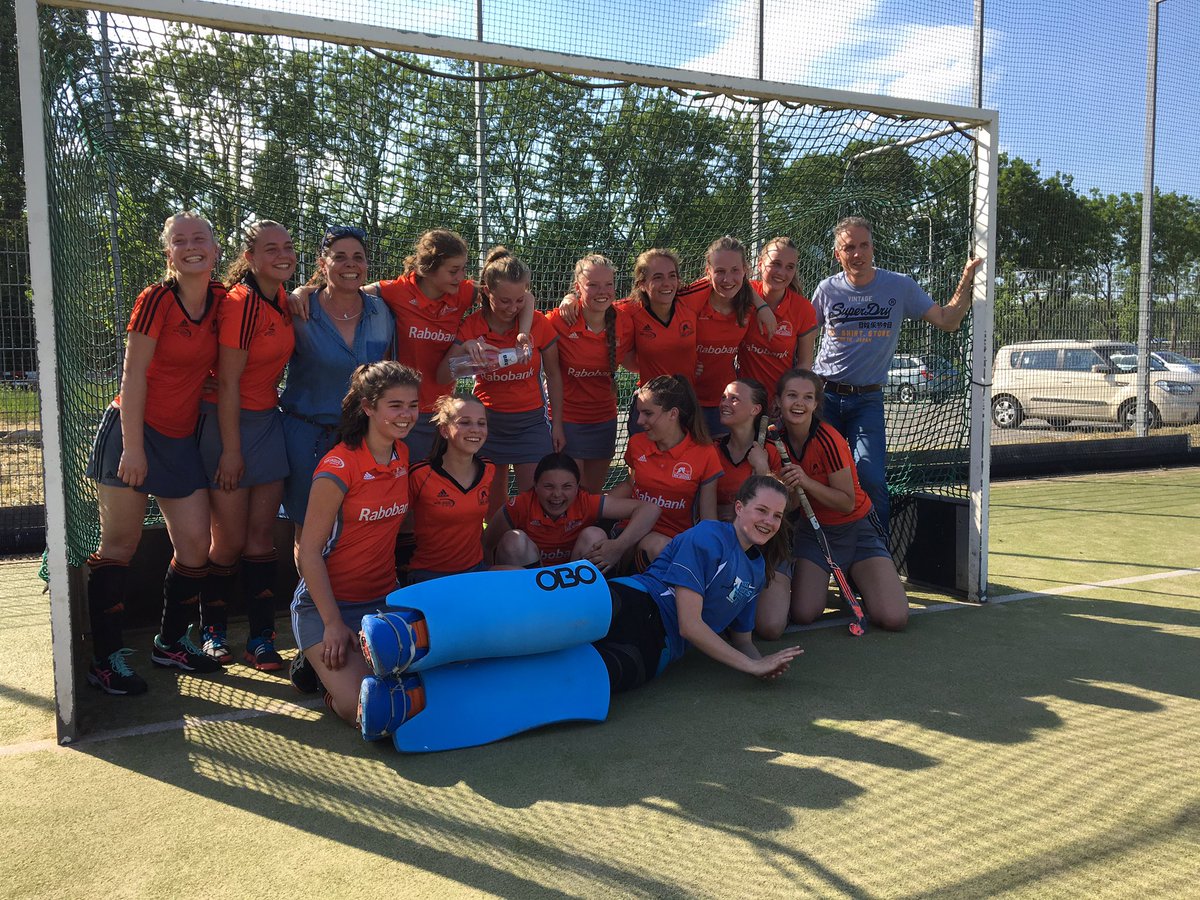 ROSPA1969's tweet photo. MB4 @MHCLeusden kampioen!!!!!!! Ook Arianne bedankt! https://t.co/5DxEGDtQVi
