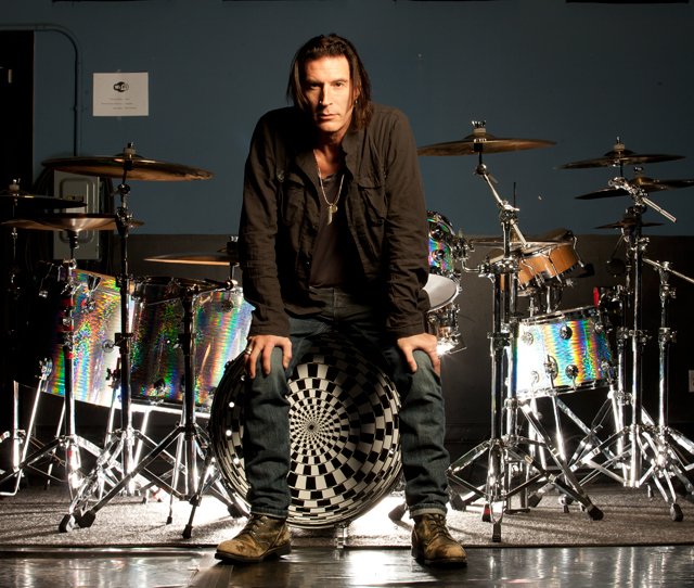 HAPPY BIRTHDAY SEAN KINNEY !! LET\S ROCK SOME TO SHOW THE ROCK LOVE !! 