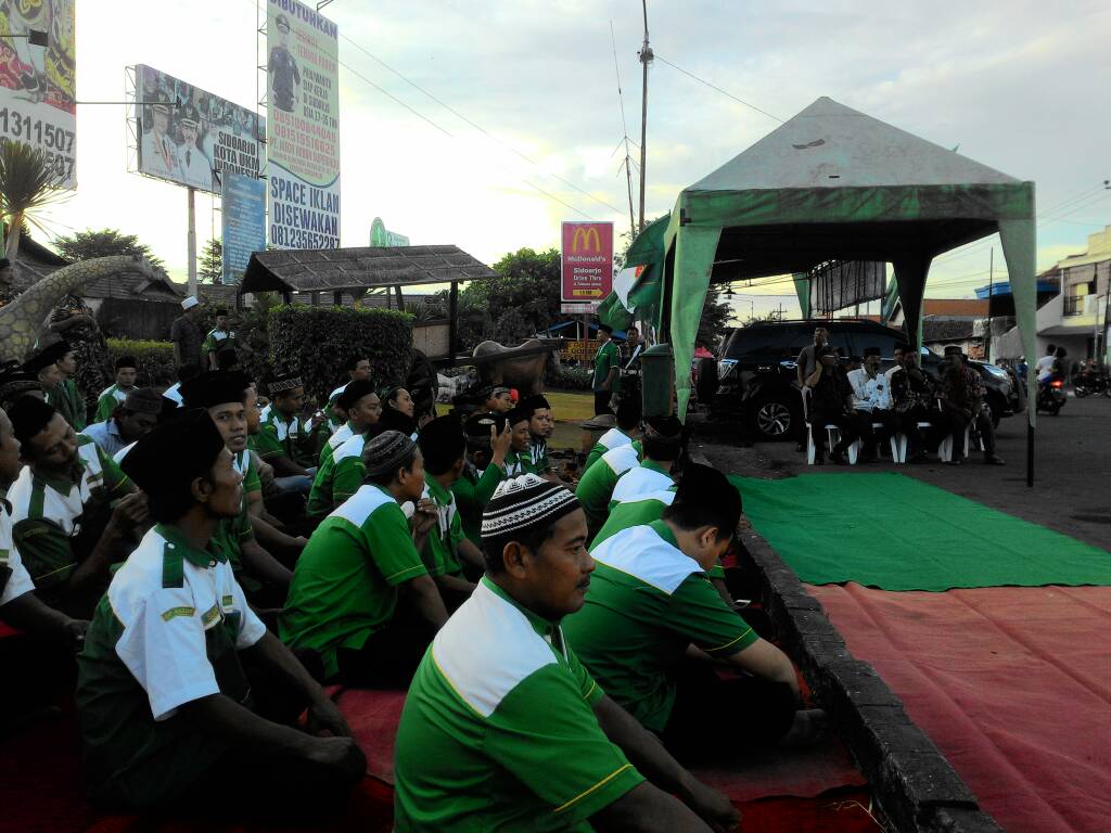 ansor_sidoarjo's tweet photo. Selamat atas dibukanya Posko Ramadhan PAC GP Ansor Sidoarjo. Terus bergerak dan jaga NKRI (27/05/17) #poskoNKRI https://t.co/RdRI9Z2pO8