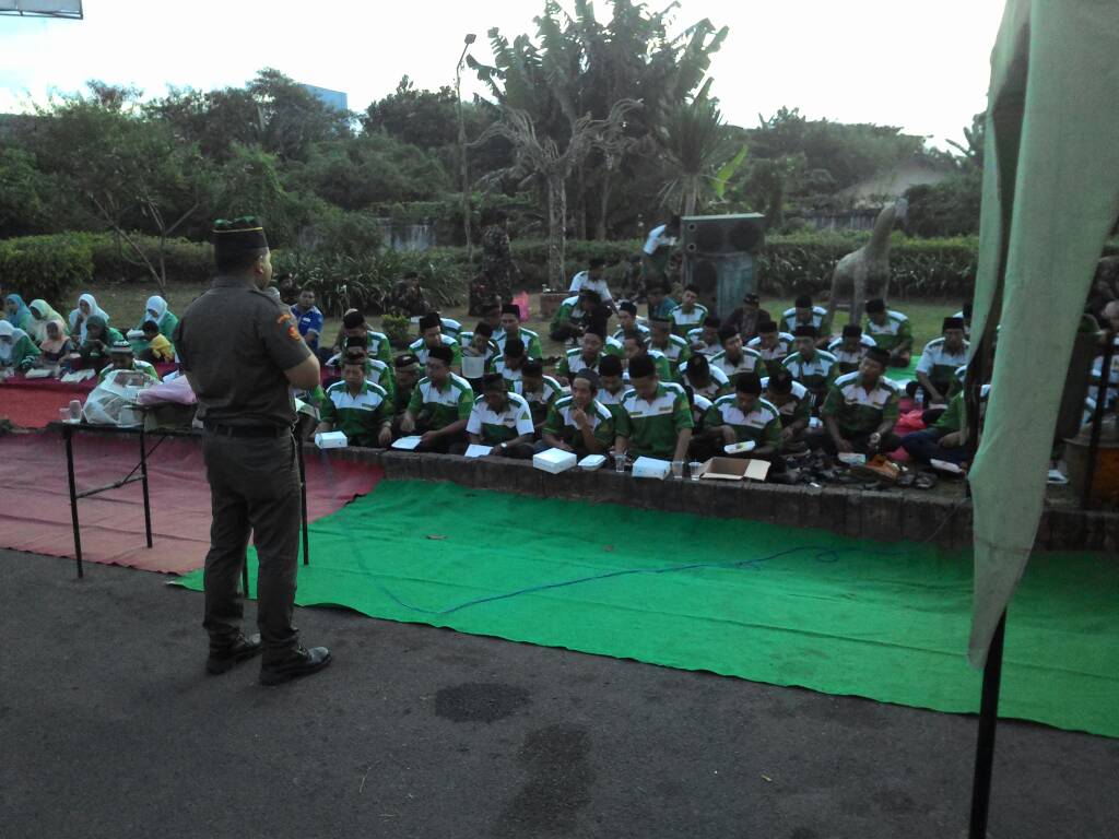 ansor_sidoarjo's tweet photo. Selamat atas dibukanya Posko Ramadhan PAC GP Ansor Sidoarjo. Terus bergerak dan jaga NKRI (27/05/17) #poskoNKRI https://t.co/RdRI9Z2pO8